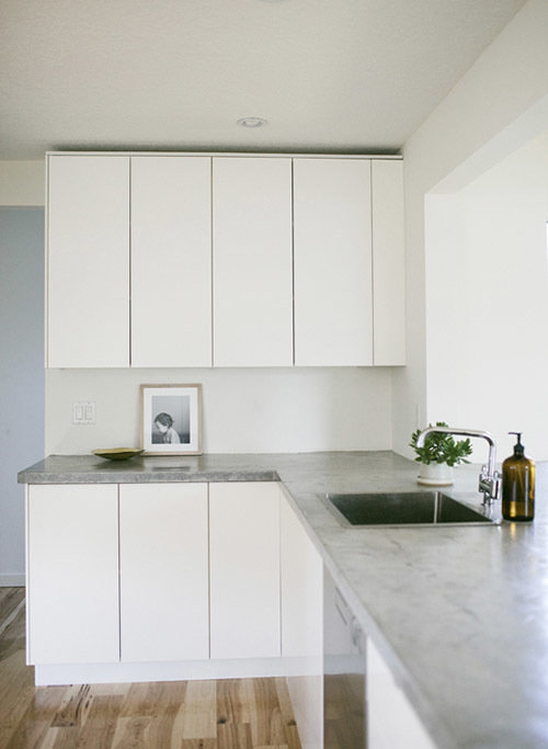 Фотография: Кухня и столовая в стиле Современный, Минимализм, Переделка, ИКЕА, кухня в стиле минимализм, как оформить кухню в стиле минимализм, минималистичная кухня, кухонный гарнитур от ИКЕА, переделка кухни – фото на INMYROOM