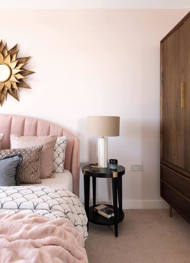 Не обошлось без веселых историй. «Заказчица прислала мне фото изготовленных на заказ штор и подушек для спальни, написав, что они почему-то оказались из разной ткани. Я попросила ее связаться с английским магазином — оказалось, что подушки сшили из шторной ткани, но с изнаночной стороны», — рассказывает декоратор.