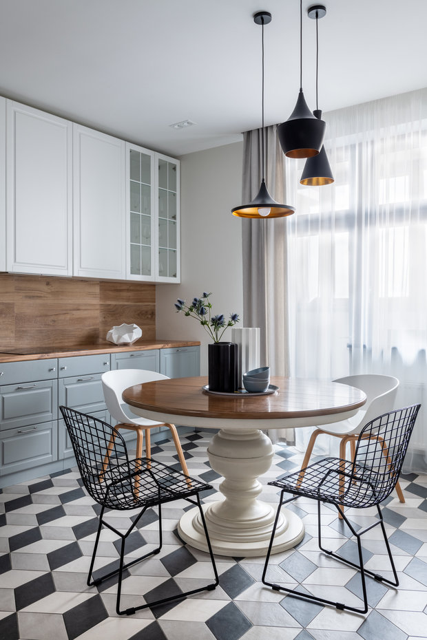 Обеденный стол раздвижной, диаметр 125 см.