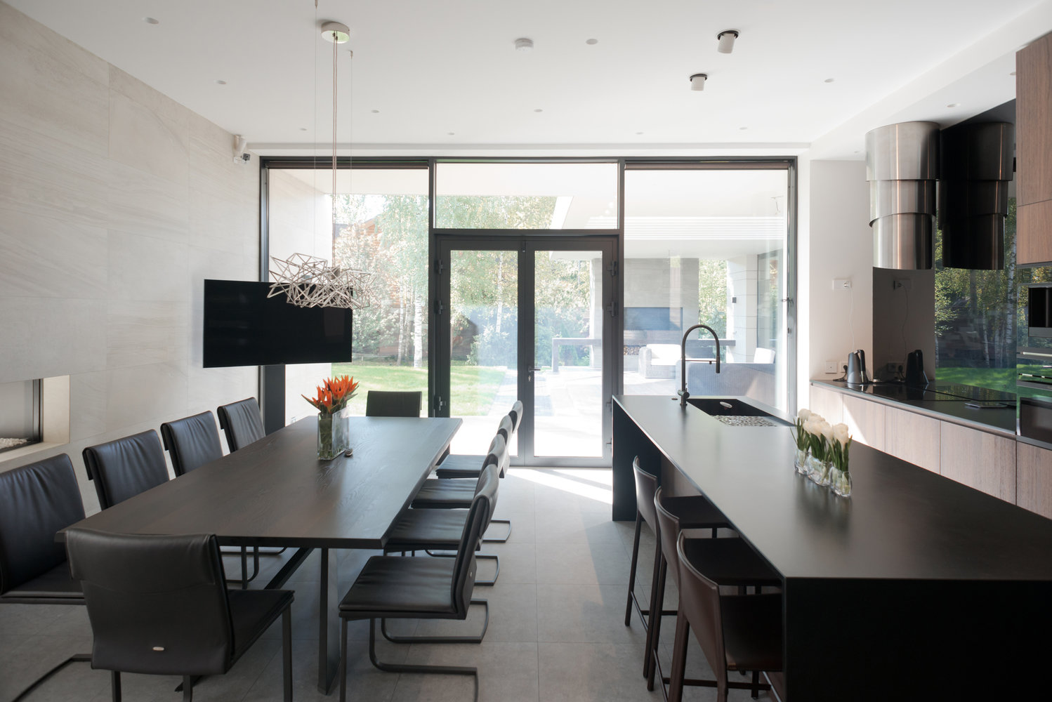 Фотография: Кухня и столовая в стиле Минимализм, Современный, Дом, Подмосковье, Московская область, Монолитный дом, Александра Федорова, 4 и больше, Более 90 метров, Эксклюзивные проекты, Марфино – фото на INMYROOM