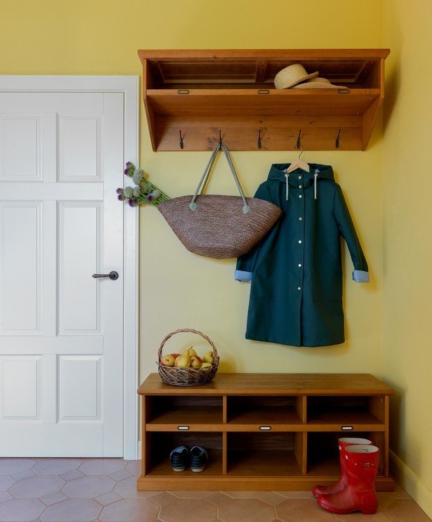 Фотография: Прихожая в стиле Прованс и Кантри, Дом, Проект недели, Дача, Дом и дача, Московская область, Ольга Шаповалова, Сергей Красюк, Кирпичный дом, INMYROOM_ВИДЕО, INMYROOM TV – фото на INMYROOM