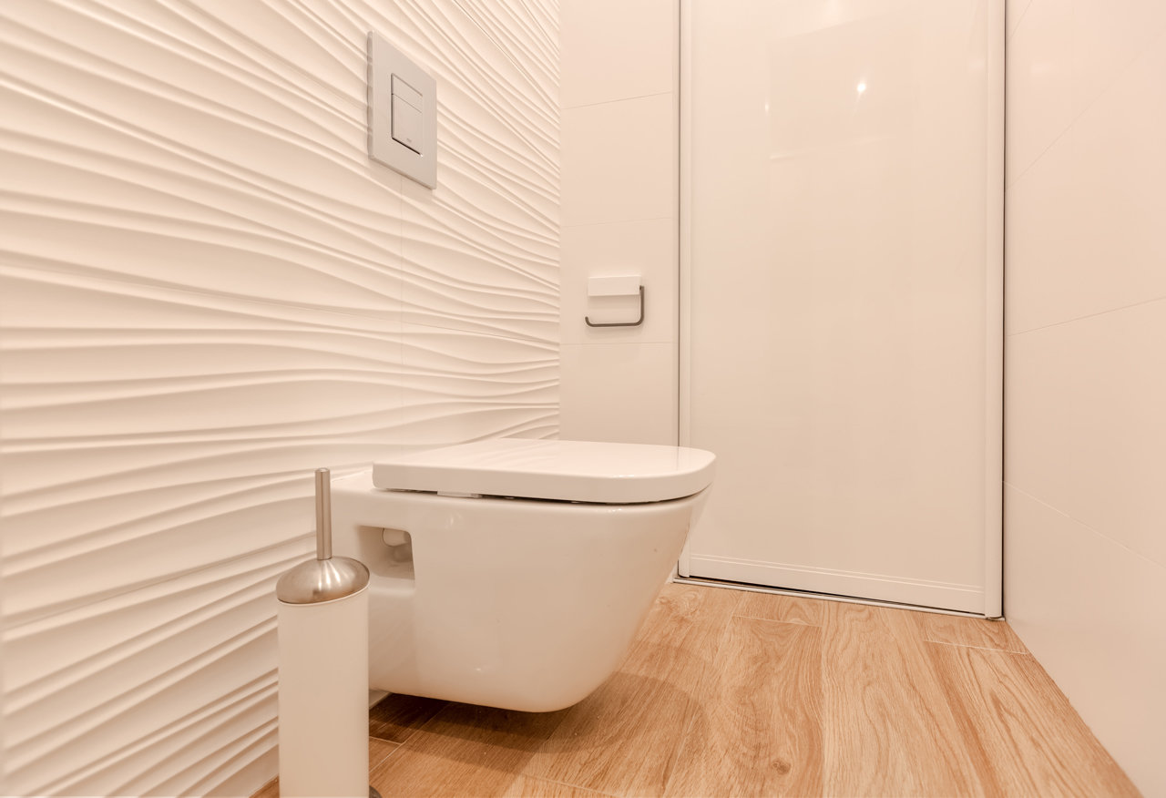 Фотография: Ванная в стиле Современный, Квартира, Eames, Gorenje, Проект недели, Москва, Бежевый, Dulux, Желтый, Серый, Декоративная штукатурка, Коричневый, Граффити, SLV, ИКЕА, кирпич в интерьере, кирпичная стена, кирпичная стена в интерьере, идеи перепланировки однушки, перепланировка однокомнатной квартиры, современный интерьер, Roca, Porcelanosa, освещение в спальне, Lightstar, Jacob Delafon, Kermi, Centrsvet, как организовать хранение на небольшом метраже, перепланировка студии, кирпичный клинкер, квартира в современном стиле, сценарии освещения, Grohе, хранение книг в небольшой квартире, перепланировка однушки, современный стиль в интерьере, как из однушки сделать двушку, кирпичная кладка в интерьере, современные сценарии освещения, как создать современный и модный интерьер, керамогранит под дерево, Estetica, интерьер с кирпичной кладкой, декоративное освещение в квартире, Megalux, Valentin, Arline, Italline, Constance Guisse, Terhuerne, Calcebeton, Moorbrand, Виктория Золина, Zi-Design Interiors – фото на INMYROOM