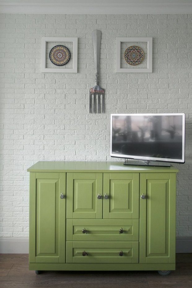 Фотография: Кухня и столовая в стиле Скандинавский, Современный, Эклектика, Квартира, Россия, Планировки, KARE Design, Декор, Проект недели, Перепланировка, Желтый, Серый, Фуксия, Ремонт на практике, ИКЕА, Villeroy & Boch, Одинцово, Benjamin Moore, JuJu, Witex, Smart Balls, Инна Величко, Панельный дом, 3 комнаты, 60-90 метров, П44т – фото на INMYROOM