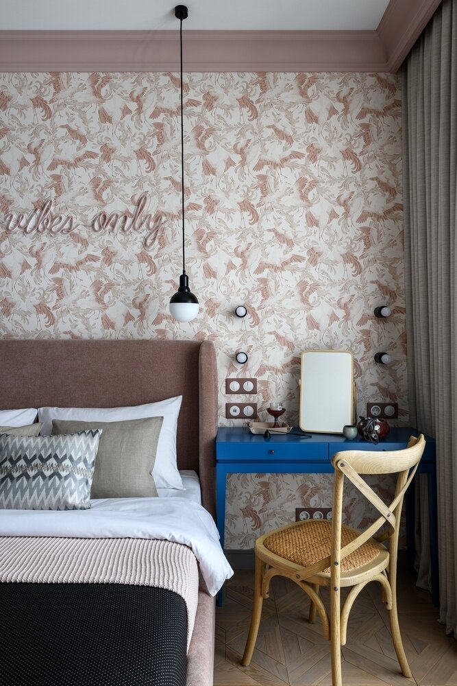 Текстиль на окнах выбран максимально нейтральный для того, чтобы акценты в помещениях оставались на основных цветах и предметах мебели.