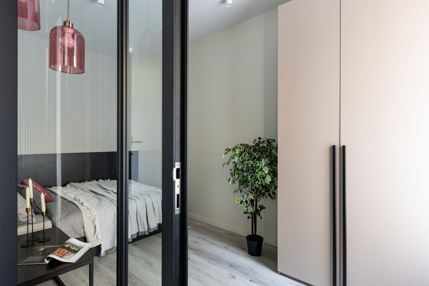 Фотография: Спальня в стиле Современный, Минимализм, Малогабаритная квартира, Квартира, Проект дня, Санкт-Петербург, Кирпичный дом, 2 комнаты, до 40 метров, Zoom Room – фото на INMYROOM Фотография: Спальня в стиле Современный, Минимализм, Малогабаритная квартира, Квартира, Проект дня, Санкт-Петербург, Кирпичный дом, 2 комнаты, до 40 метров, Zoom Room – фото на INMYROOM