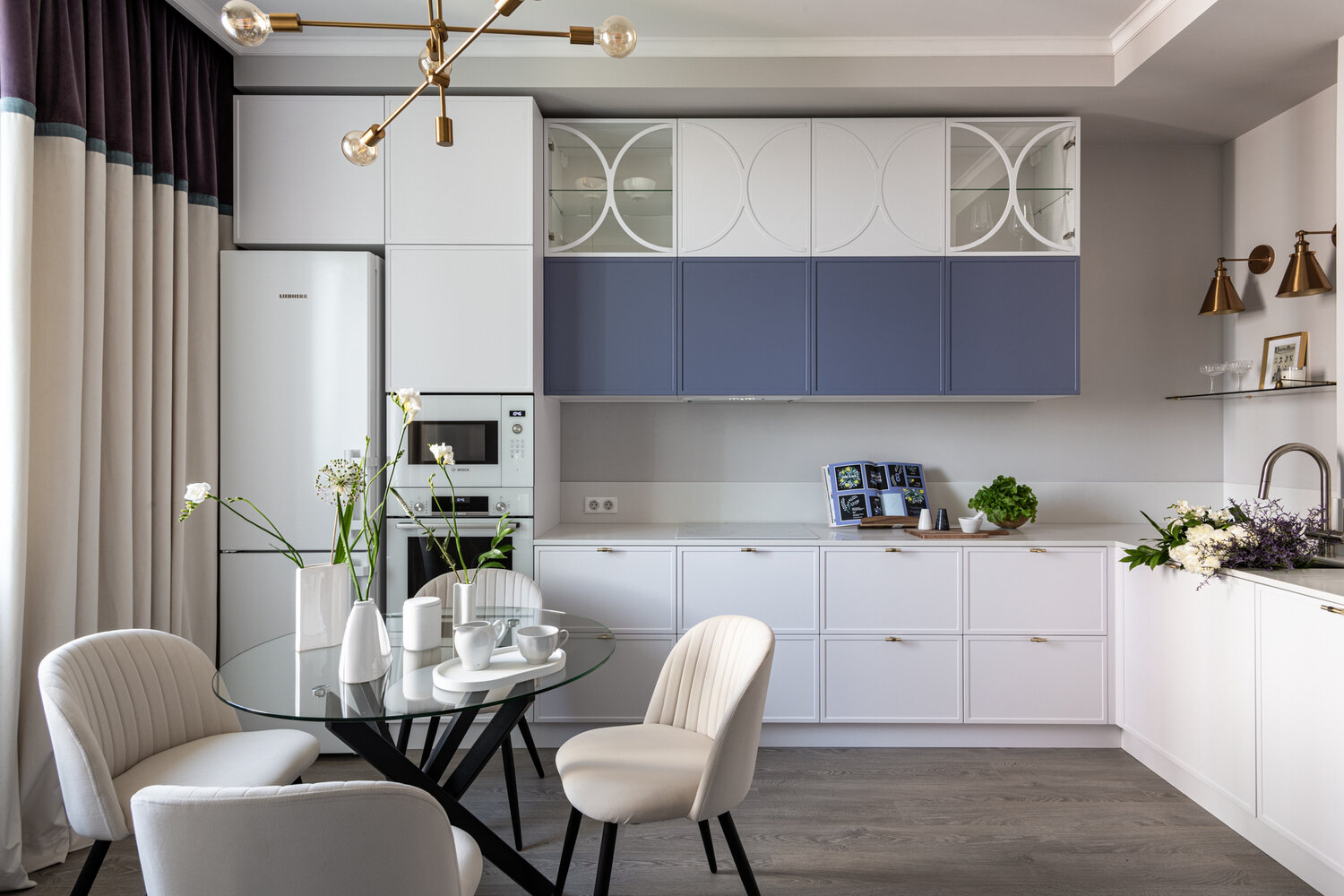 Техника в зоне готовки — духовой шкаф и СВЧ-печь. Столешница довольно широкая, также остается место под бытовую технику типа чайника, кофемашины. В зоне мойки — удобная раковина подстольного монтажа, рядом с ней — посудомоечная машина на 60 см.