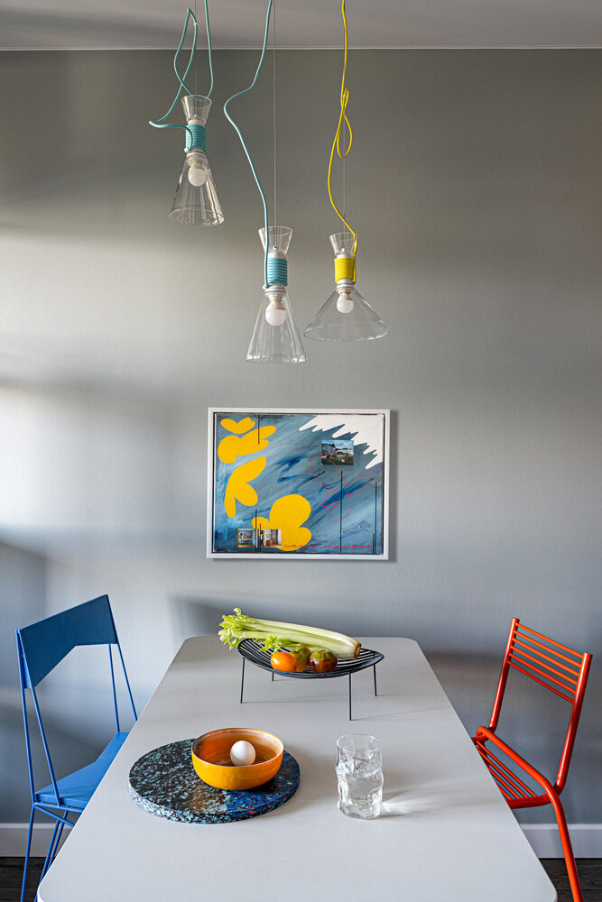 Дизайнер подбирала предметы мебели, свет и искусство, чтобы они перекликались друг с другом по оттенкам. Получилось очень свежо и жизнерадостно.