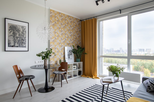 Винтажные стулья были отреставрированы и переобиты новой тканью.