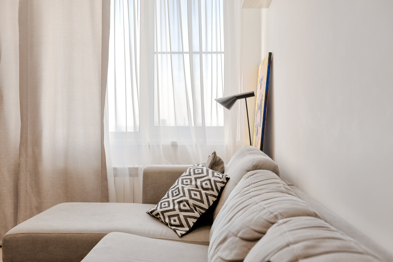 Фотография: Гостиная в стиле Современный, Квартира, Eames, Gorenje, Проект недели, Москва, Бежевый, Dulux, Желтый, Серый, Декоративная штукатурка, Коричневый, Граффити, SLV, ИКЕА, кирпич в интерьере, кирпичная стена, кирпичная стена в интерьере, идеи перепланировки однушки, перепланировка однокомнатной квартиры, современный интерьер, Roca, Porcelanosa, освещение в спальне, Lightstar, Jacob Delafon, Kermi, Centrsvet, как организовать хранение на небольшом метраже, перепланировка студии, кирпичный клинкер, квартира в современном стиле, сценарии освещения, Grohе, хранение книг в небольшой квартире, перепланировка однушки, современный стиль в интерьере, как из однушки сделать двушку, кирпичная кладка в интерьере, современные сценарии освещения, как создать современный и модный интерьер, керамогранит под дерево, Estetica, интерьер с кирпичной кладкой, декоративное освещение в квартире, Megalux, Valentin, Arline, Italline, Constance Guisse, Terhuerne, Calcebeton, Moorbrand, Виктория Золина, Zi-Design Interiors – фото на INMYROOM