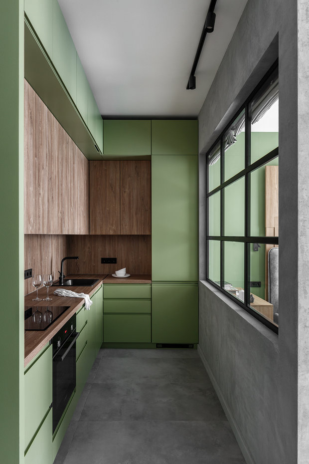 Оснащение кухни: встроенный холодильник с морозильной камерой, электрическая варочная поверхность на четыре конфорки, духовой шкаф с функцией СВЧ, вытяжка, посудомоечная машина шириной 45 см, мойка, смеситель со встроенным фильтром для питьевой воды.