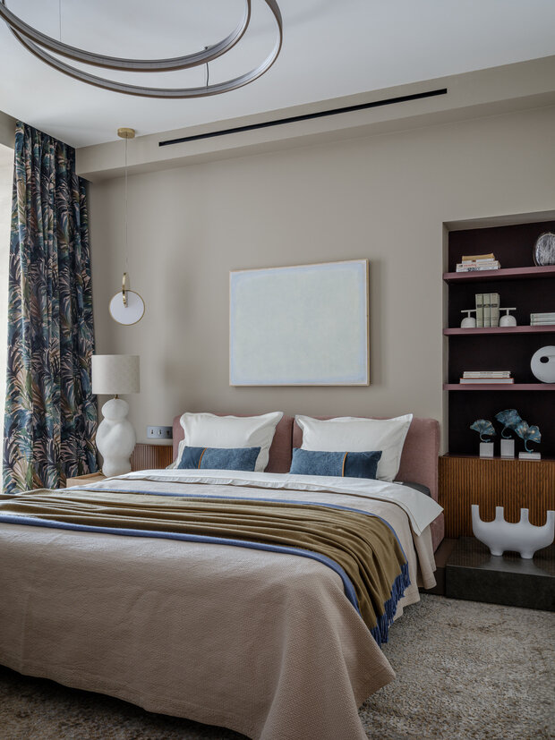 Фотография: Спальня в стиле Современный, Квартира, Проект дня, Москва, Кирпичный дом, 4 и больше, Более 90 метров, Валерия Исакова, Мария Куркова – фото на INMYROOM