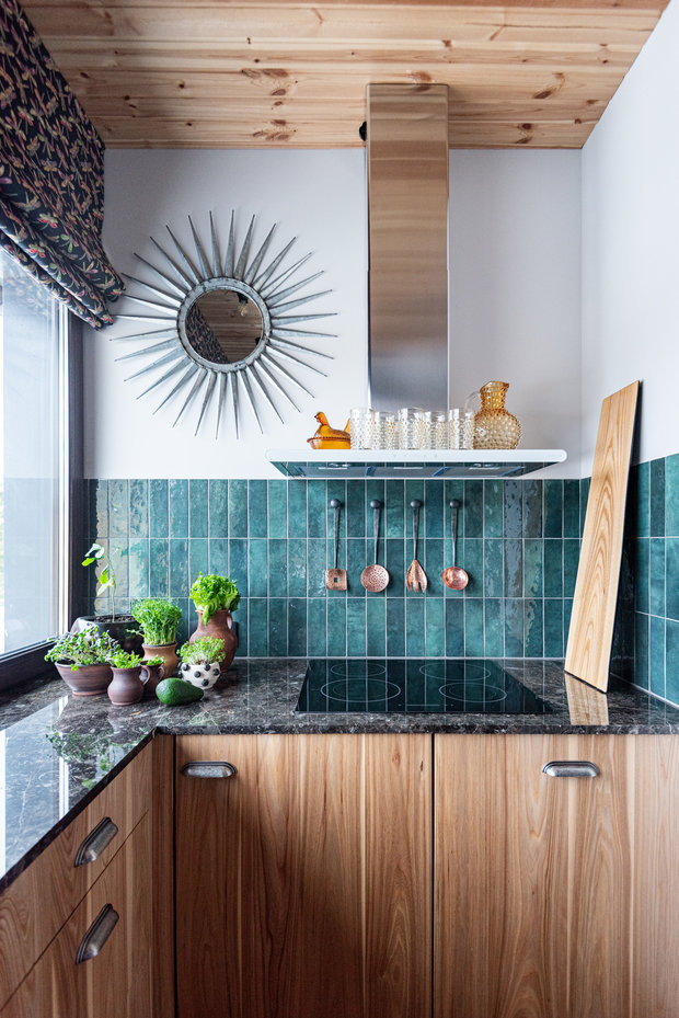 Большое окно на маленькой кухне делает ее визуально просторнее, а рулонная штора позволяет скрыть лишний свет. На кухне тоже есть вещичка с историей — винтажное зеркало.