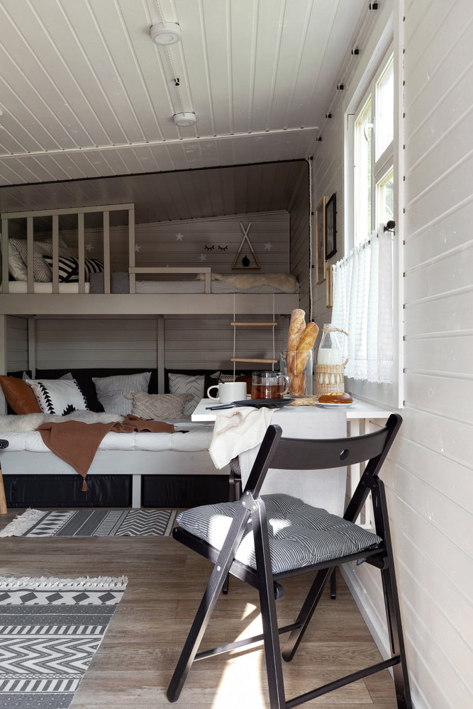 Хранение организовано везде, где только можно: даже просвет под кроватью был сделан специально для размещения выдвижных текстильных ящиков ИКЕА — их сразу отдали ребенку под игрушки. Хранение организовано везде, где только можно: даже просвет под кроватью был сделан специально для размещения выдвижных текстильных ящиков ИКЕА — их сразу отдали ребенку под игрушки.