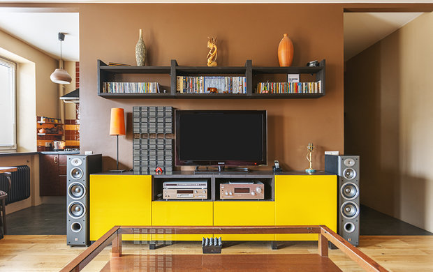 Фотография: Гостиная в стиле Современный, Квартира, Россия, Проект недели, Новая Москва, Максим Ковалевский, переделка хрущевки, как обустроить двухкомнатную квартиру в хрущевки, как из типовой квартиры сделать студию, ремонт хрущевки, видео, Хрущевка – фото на INMYROOM