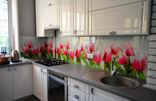 Фотография: в стиле , Кухня и столовая, Советы, Зеркало, Кухонный фартук, керамическая плитка, стекло в интерьере, «Капитель», Елена Булагина, стекло фартук, плитка на кухне, как выбрать плитку для фартука, керамическая плитка на кухне, стекло на кухне, мозаика на кухонном фартуке, обновить кухонный фартук, зеркальный фартук – фото на INMYROOM