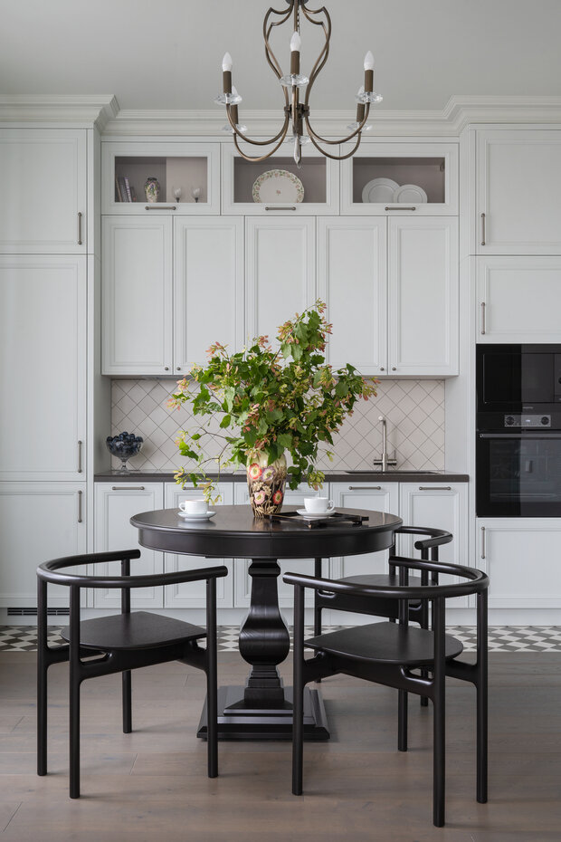 Фотография: Кухня и столовая в стиле Классический, Современный, Эклектика, Квартира, Проект дня, Москва, 2 комнаты, 60-90 метров, современный с элементами классики и роскоши – фото на INMYROOM