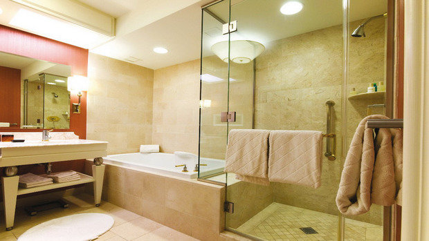 Фотография: Ванная в стиле Современный, Декор интерьера, Мебель и свет, Цвет в интерьере, Советы, Светильник – фото на INMYROOM