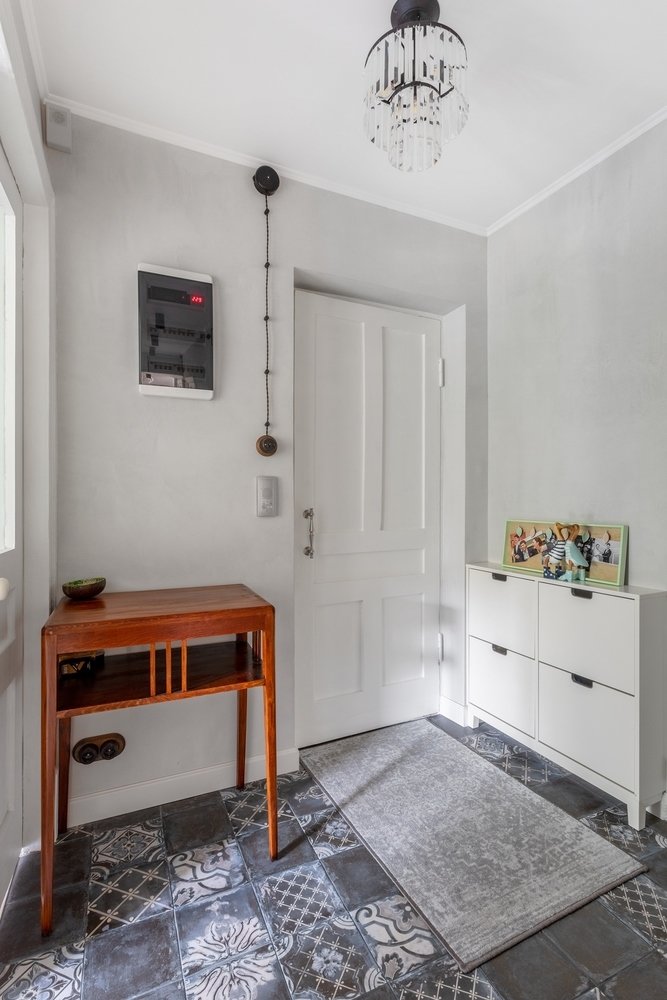 Входную дверь отреставрировали, сделали проводку в стиле ретро.