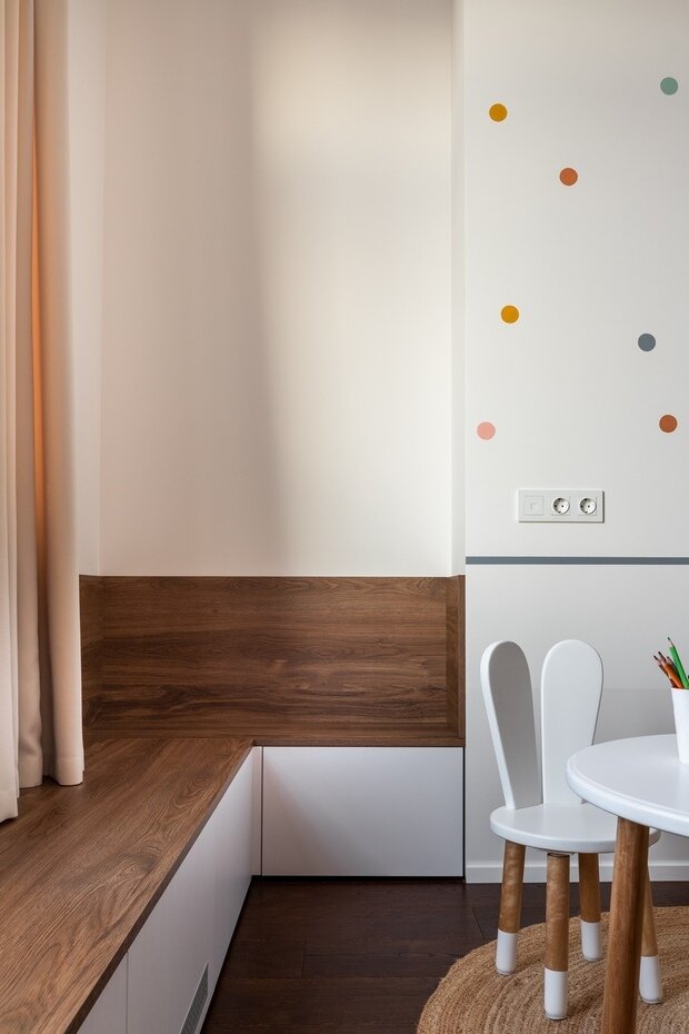 Консоль в комнате для девочки представляет собой подиум, на котором можно сидеть, играть или просто расположиться и смотреть в окно.