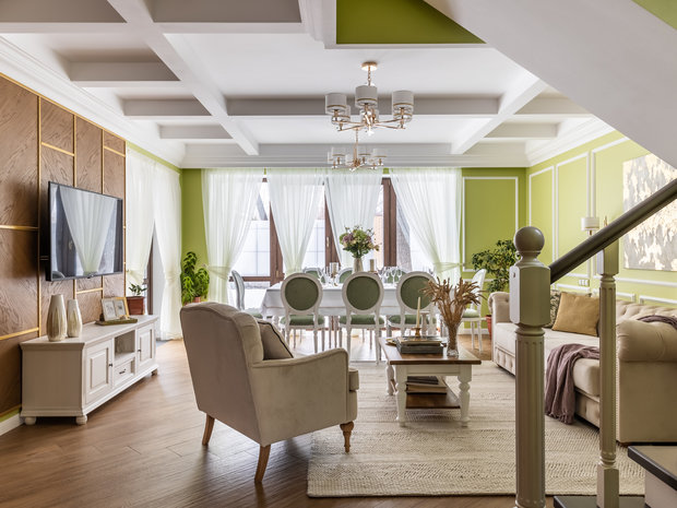 Пол на первом этаже отделали керамогранитом российского производства. В гостиной и на кухне использовали керамогранит, имитирующий доску с диагональной укладкой. Изначально в проекте был заложен водяной теплый пол, поэтому применение керамогранита обусловлено не только практичностью, но еще и его отличной теплопроводностью.