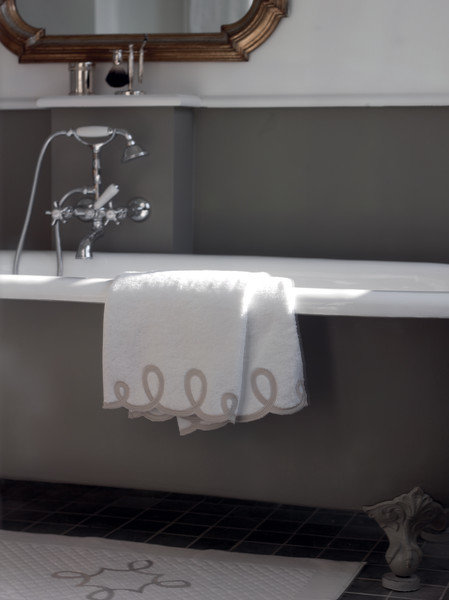 Фотография: Ванная в стиле Классический, Современный, Текстиль, Индустрия, События, Плед – фото на INMYROOM Фотография: Ванная в стиле Классический, Современный, Текстиль, Индустрия, События, Плед – фото на INMYROOM