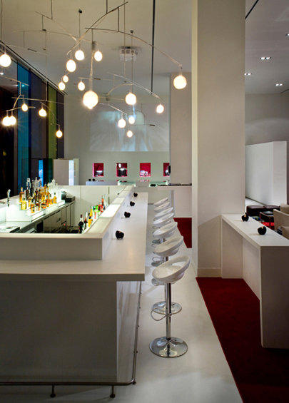 Фотография: Кухня и столовая в стиле Современный, Хай-тек, Цвет в интерьере, Дома и квартиры, Городские места, Отель, Красный – фото на INMYROOM