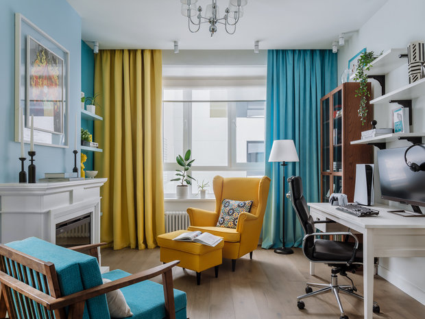 Интересное декоративное решение — портьеры разных цветов на одном окне.