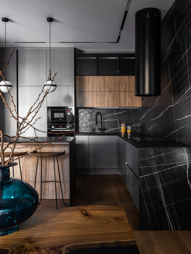 Интерьер кухни в стиле минимализм с черным мрамором и деревянными фасадами