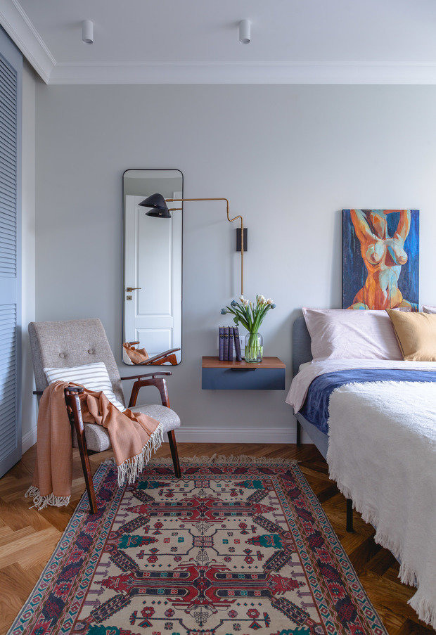 За счет широкого потолочного карниза визуально увеличилась высота потолка, что очень актуально для хрущевских построек.