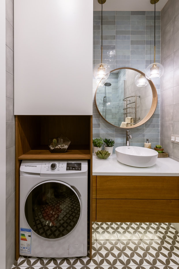 Гостевой санузел не остался без внимания: здесь размещен компактный пенал со стиральной машинкой и скрытыми полками для хранения бытовых принадлежностей.