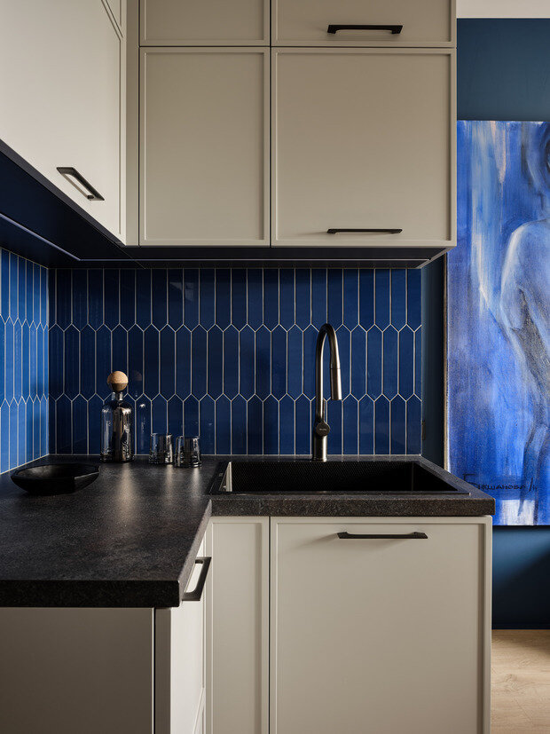 Фотография: Кухня и столовая в стиле Современный, Малогабаритная квартира, Квартира, Проект дня, Москва, Монолитный дом, 2 комнаты, до 40 метров, Яна Гафарова – фото на INMYROOM