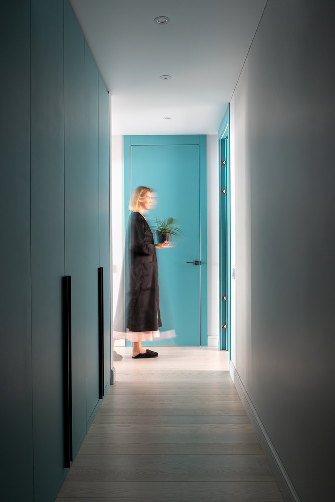 Большой шкаф в коридоре выкрасили в бирюзовый цвет — и не ошиблись. Этот прием при входе в квартиру намекает, что здесь вас ждет что-то интересное. Динамика цвета заставляет двигаться вперед.