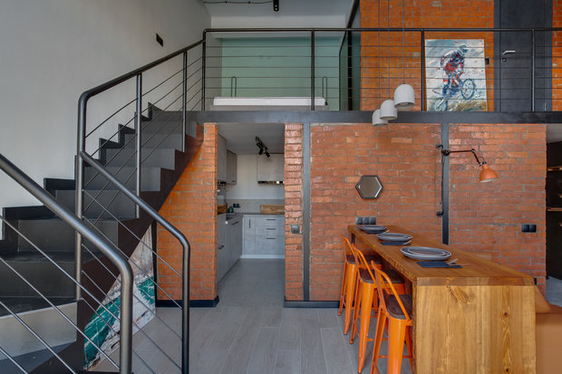 Светильники над столом изготовили из бетона, к ним заказали очень длинные подвесы, чтобы разместить их на комфортном уровне. 