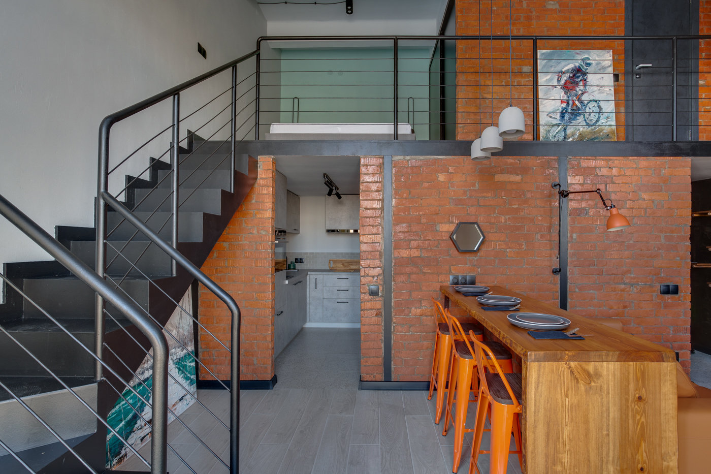 Светильники над столом изготовили из бетона, к ним заказали очень длинные подвесы, чтобы разместить их на комфортном уровне.