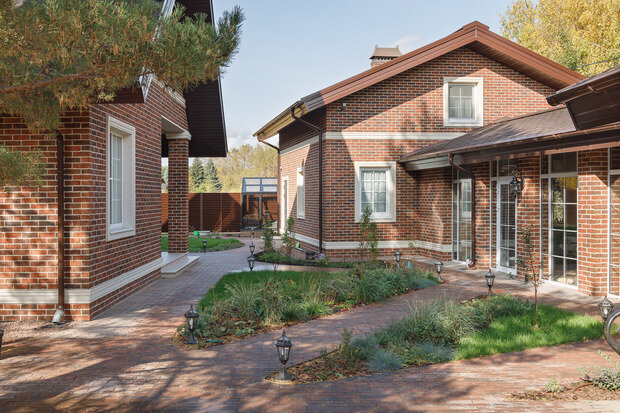 Фотография: Ландшафт в стиле , Дом, Проект дня, Дом и дача, Татарстан, Кирпичный дом, 4 и больше, Более 90 метров, современный с элементами классики и роскоши, Зарина Гайворонская – фото на INMYROOM