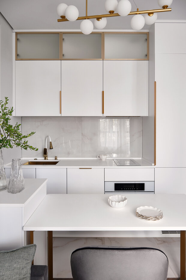 Фотография: Кухня и столовая в стиле Современный, Малогабаритная квартира, Квартира, Проект дня, Пермь, Монолитный дом, 2 комнаты, до 40 метров, современный с элементами классики и минимализмом, Арина Гринберг – фото на INMYROOM