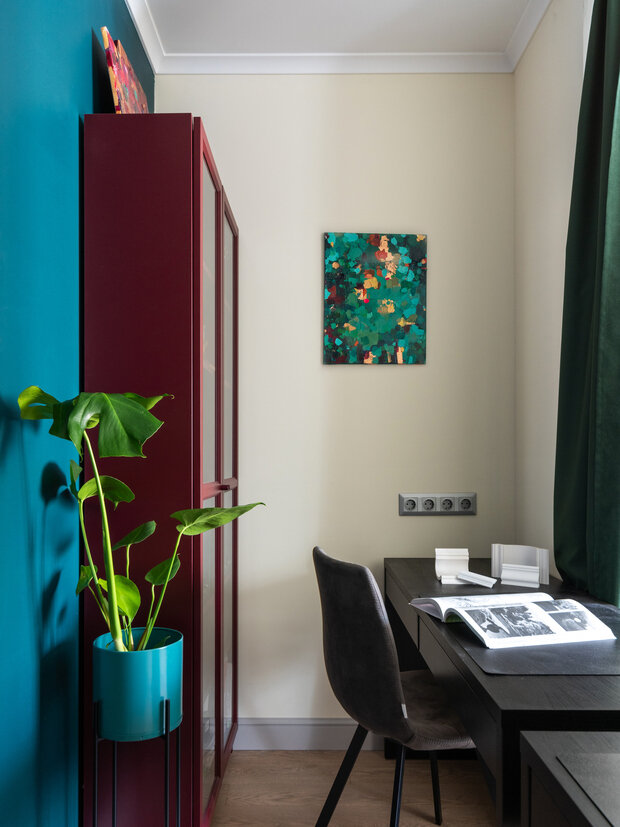 Потолки оштукатурены и покрашены: высоту удалось максимально сохранить.