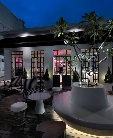 Фотография: Терраса в стиле Современный, Цвет в интерьере, Дома и квартиры, Городские места, Белый, Отель, Черный – фото на INMYROOM