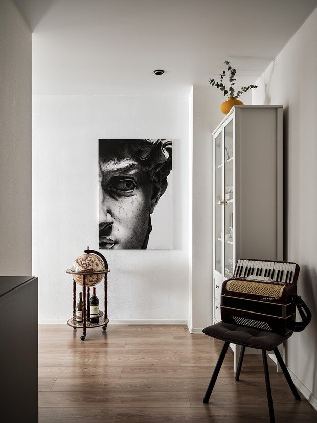 В интерьер вписался старый аккордеон, который является семейной ценностью хозяев.