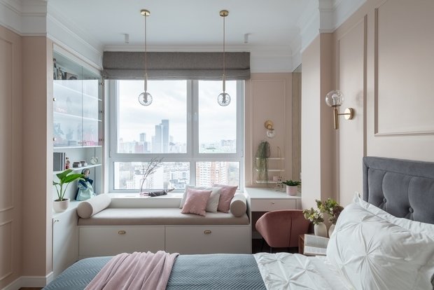 Около окна спроектировали место для отдыха с мягким сиденьем и системой хранения под ним.