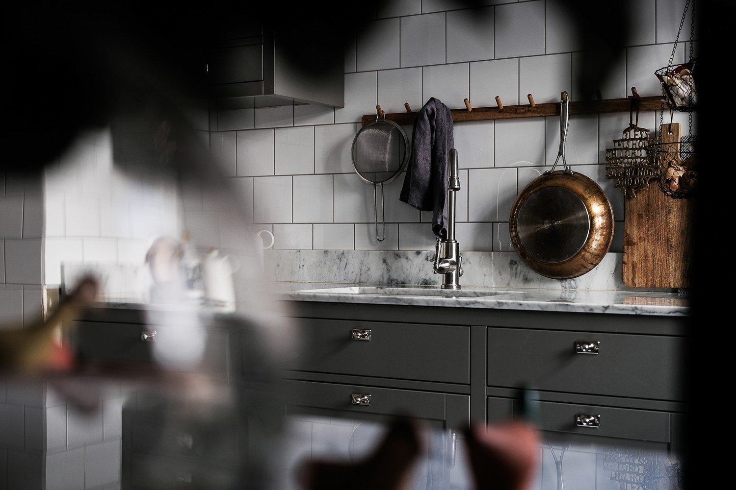 Фотография: Кухня и столовая в стиле Скандинавский, Классический, Современный, Эклектика, Декор интерьера, Квартира, Швеция, Белый, Черный, Стокгольм, как оформить эклектичный интерьер, 3 комнаты, 60-90 метров – фото на INMYROOM Фотография: Кухня и столовая в стиле Скандинавский, Классический, Современный, Эклектика, Декор интерьера, Квартира, Швеция, Белый, Черный, Стокгольм, как оформить эклектичный интерьер, 3 комнаты, 60-90 метров – фото на INMYROOM