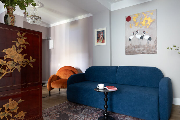 Фотография: Гостиная в стиле Эклектика, Малогабаритная квартира, Квартира, Проект дня, 2 комнаты, до 40 метров, Коломна, современный с элементами классики и минимализмом, Арина Олесюк, Олеся Карпова – фото на INMYROOM