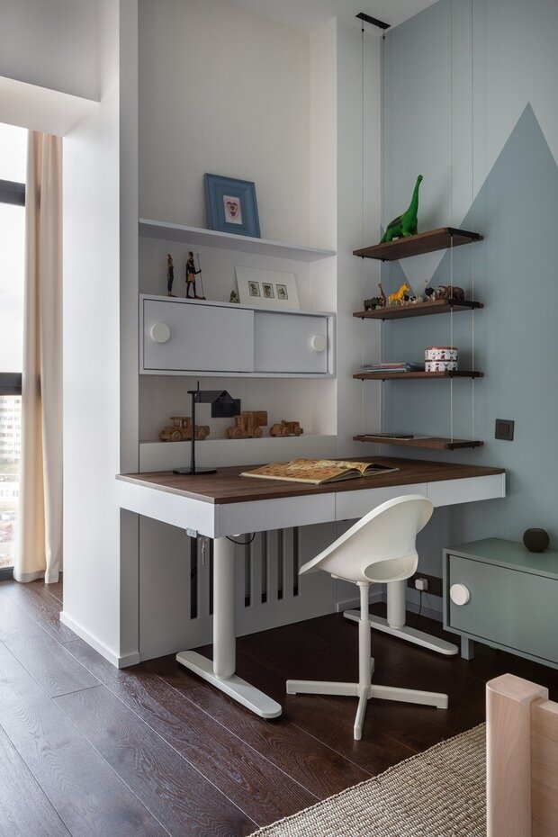 Еще одна фишка проекта в том, что во всей квартире не видно батарей. Причем все они зашиты не просто панелями, а полноценными консолями, в которых можно хранить необходимое. Сверху и снизу, к слову, есть специальные отверстия, позволяющие воздуху свободно циркулировать.