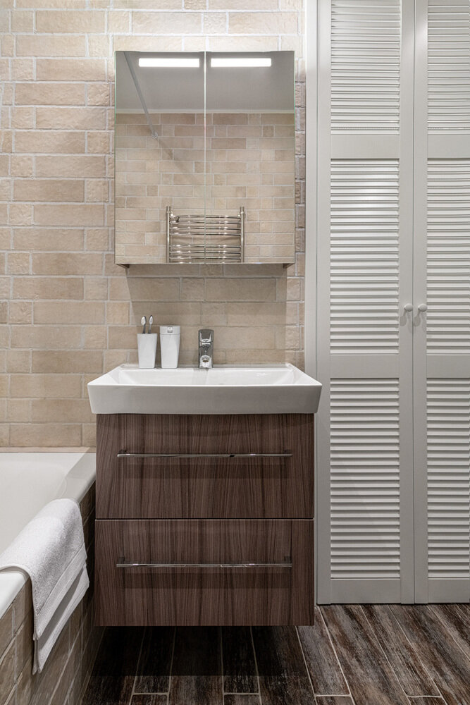 В санузле были установлены жалюзийные двери, которые позволили выделить постирочную в отдельную зону. В санузле были установлены жалюзийные двери, которые позволили выделить постирочную в отдельную зону.