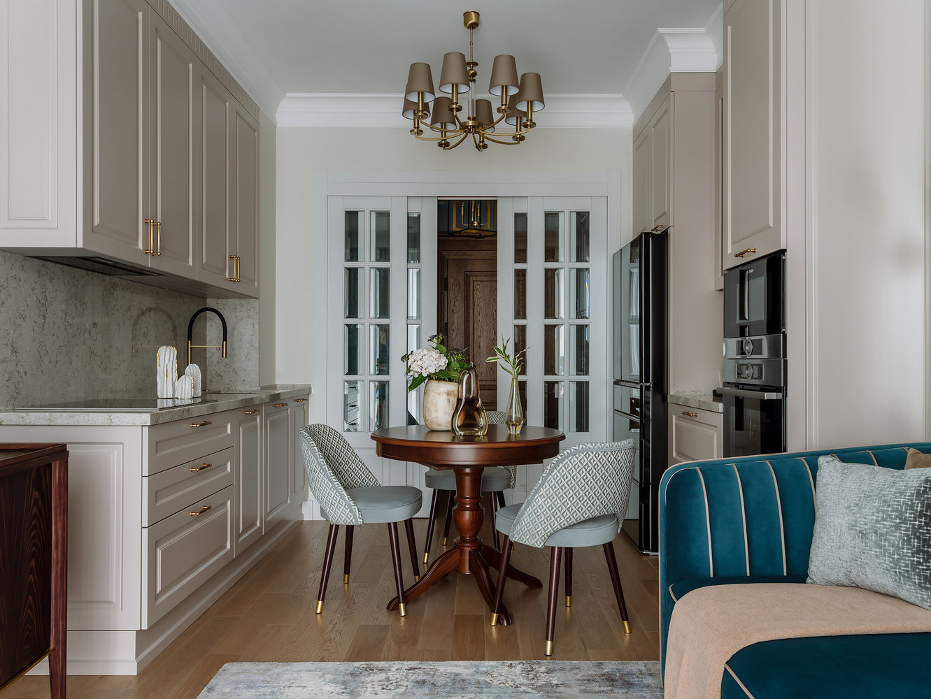 Фасады кухонного гарнитура песочного цвета дополнили фартуком из искусственного камня и латунными ручками. Фасады кухонного гарнитура песочного цвета дополнили фартуком из искусственного камня и латунными ручками.