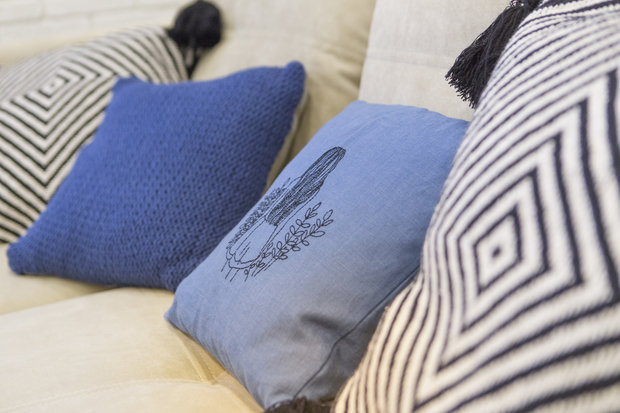 Фотография: Декор в стиле Современный, Квартира, Проект недели, Красногорск, Московская область, спальня в нише, 1 комната, 40-60 метров, Sweet Home Design, однушка для молодой девушки, холодильник Smeg, Павшинская пойма – фото на INMYROOM