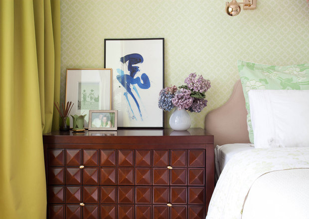 Фотография: Спальня в стиле Прованс и Кантри, Современный, Малогабаритная квартира, Квартира, Проект дня, Москва, Сталинка, 2 комнаты, 40-60 метров, Ольга Зарецких, декор новогодний – фото на INMYROOM