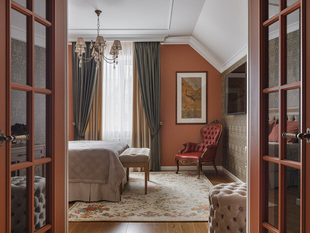 Фотография: Спальня в стиле Классический, Эклектика, Дом, Проект дня, Дом и дача, Татарстан, Кирпичный дом, 4 и больше, Более 90 метров, современный с элементами классики и роскоши, Зарина Гайворонская – фото на INMYROOM