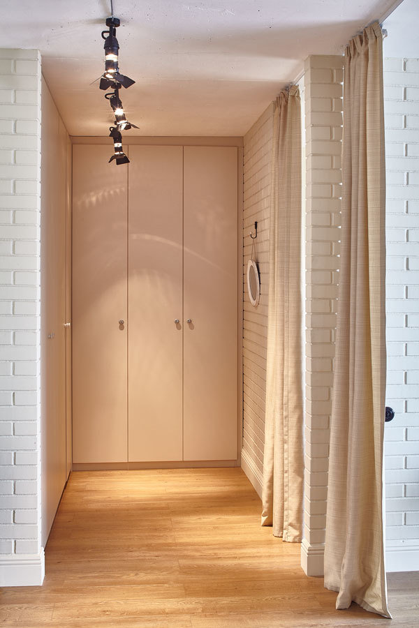 Фотография: Прихожая в стиле Скандинавский, Современный, Квартира, Мебель и свет, Белый, Минимализм, Серый – фото на INMYROOM