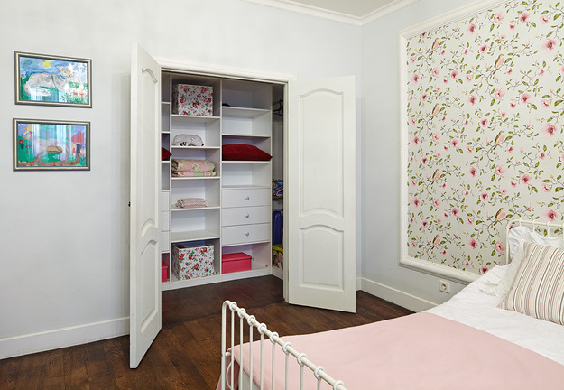 Фотография: Спальня в стиле Современный, Классический, Эклектика, Квартира, Планировки, Аксессуары, Harlequin, Декор, Мебель и свет, Белый, Проект недели, Москва, Красный, Зеленый, Бежевый, Розовый, Коричневый, Фуксия, Ideal Lux, Villeroy & Boch, Hansgrohe, Johnlewis, Fab Ceramica, The White Company, SofaSofa, Eglo, Desiners Guild, Дарина, Геометрия света, Окно в Париж, Екатерина Маркелова, Beindesign, современная американская классика – фото на INMYROOM